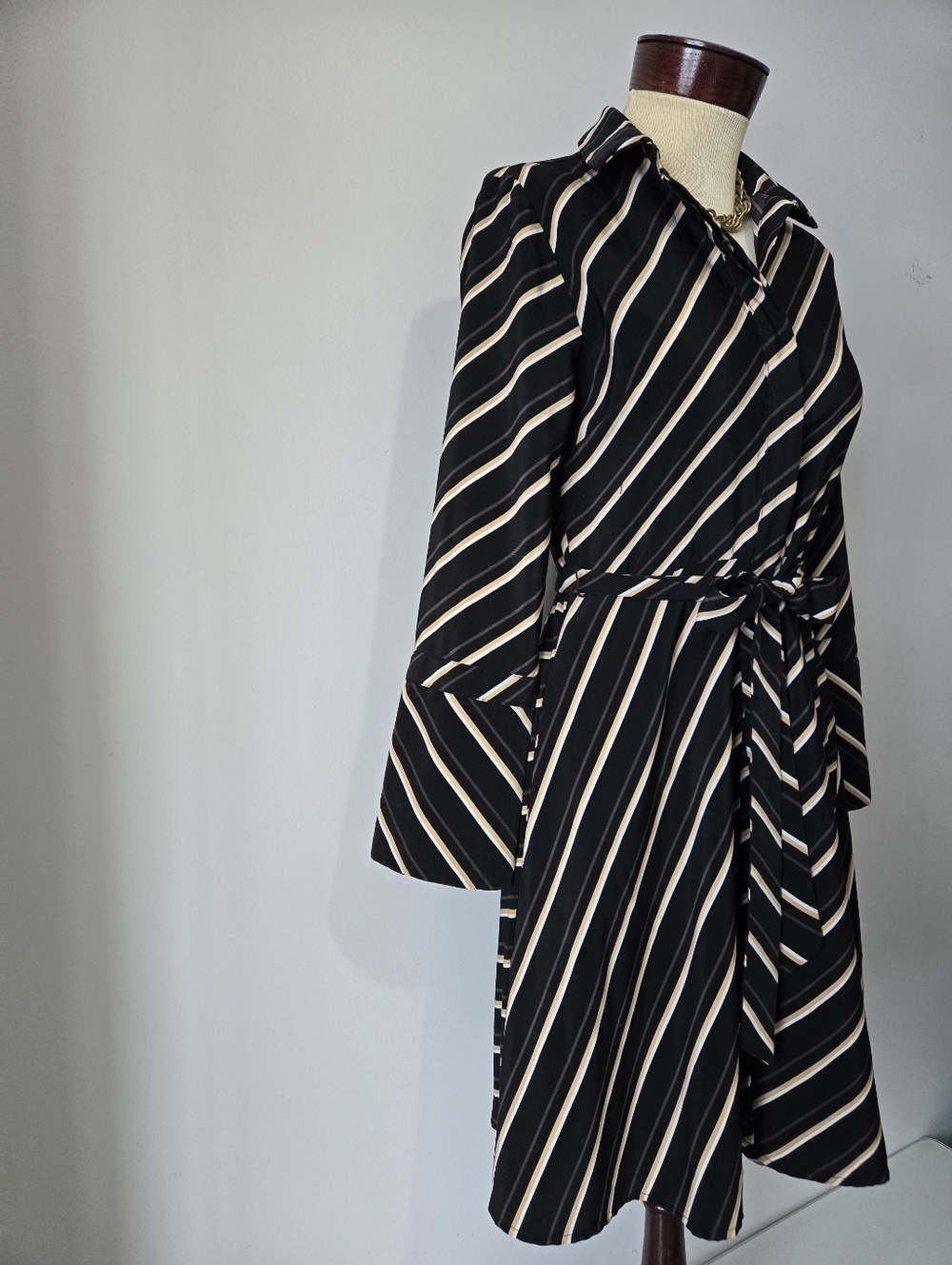BANANA REPIBLIC FACTORY Striped Tie-Waist Shirt Dress in Black and Cream. Size 4 - Picture 5 of 13